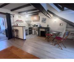 This furnished Studio/2 Rooms of a charming Parisian building in the 17th arrondissement